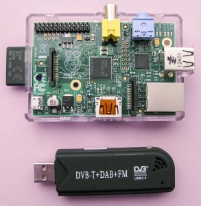 Foto 5 Een Raspberry Pi samen met een DVB-T usb-stick ter vergelijking